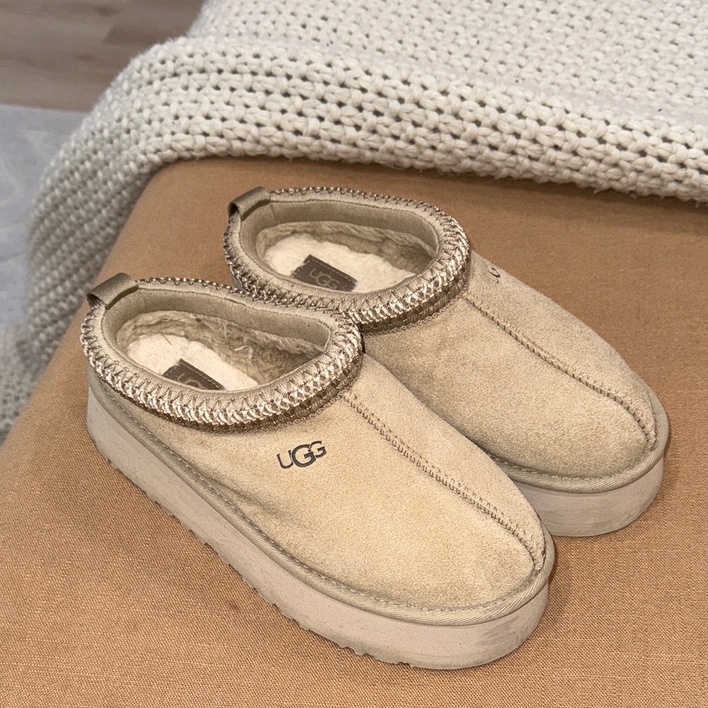 UGG Womens 6 tazman platform